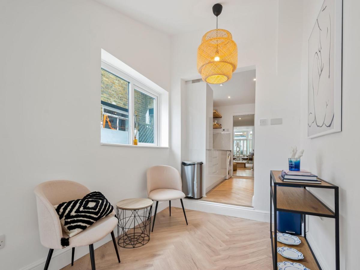 Pass The Keys 3 Bed Scandi Heaven Minutes From The Beach วิทสเตเบิล ภายนอก รูปภาพ