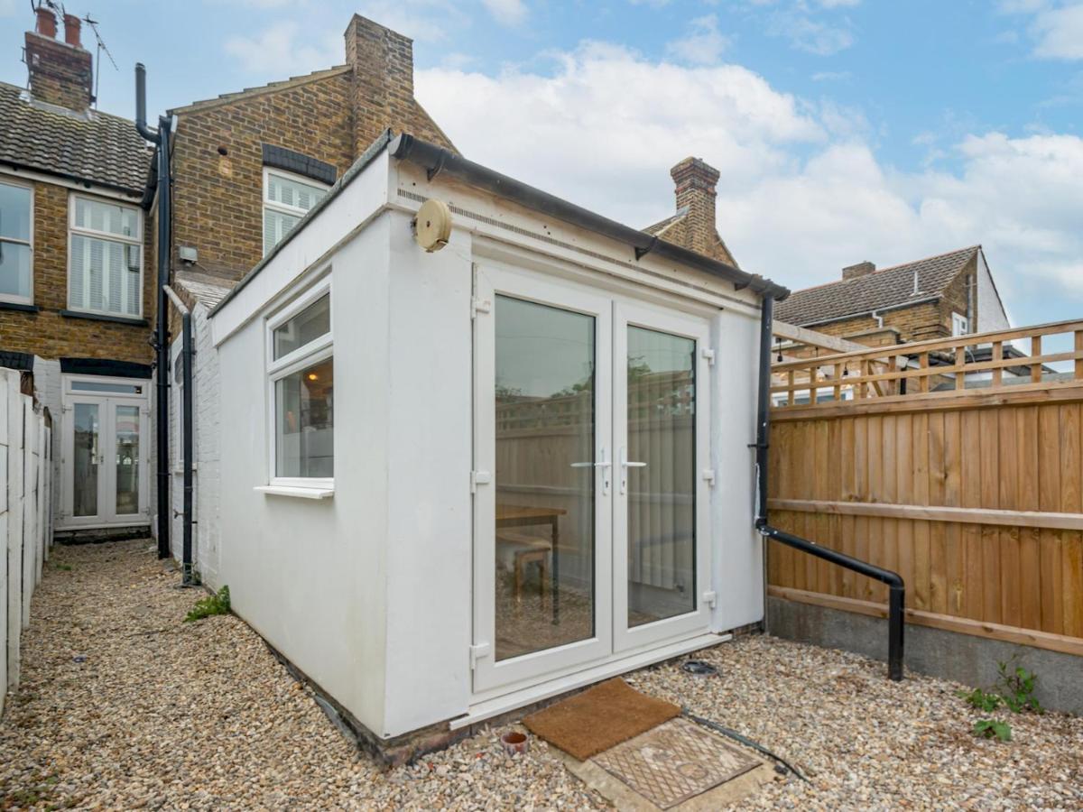 Pass The Keys 3 Bed Scandi Heaven Minutes From The Beach วิทสเตเบิล ภายนอก รูปภาพ